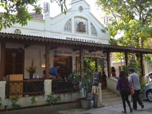 Menikmati Suasana Cafe Tempo Dulu di Indonesia