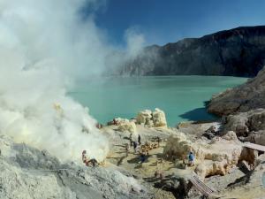 Menikmati Indahnya Gunung Ijen