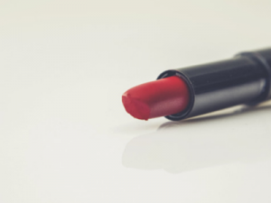 Tampil Lebih Sensual dengan Lipstik Merah